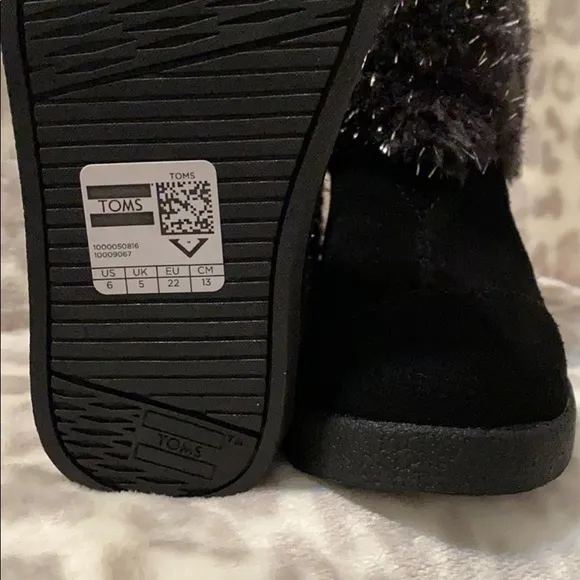 TOMS/Toddler boots/size 6