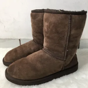 UGG 5825 Short Brown Boots Size 9