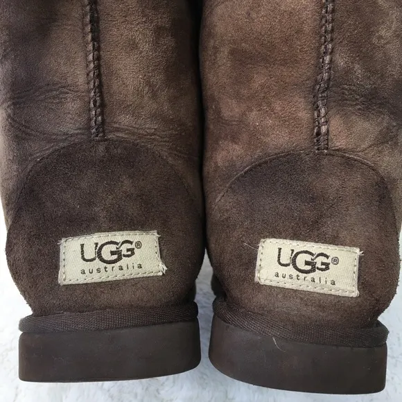 UGG 5825 Short Brown Boots Size 9