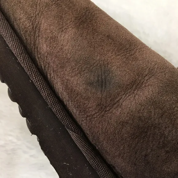 UGG 5825 Short Brown Boots Size 9