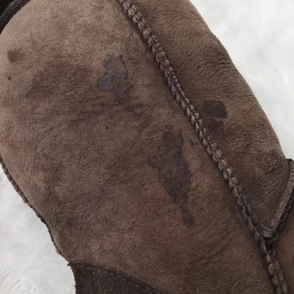 UGG 5825 Short Brown Boots Size 9