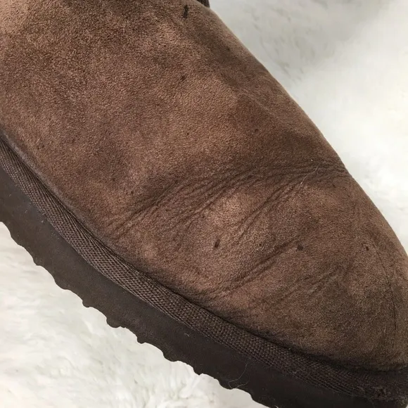 UGG 5825 Short Brown Boots Size 9