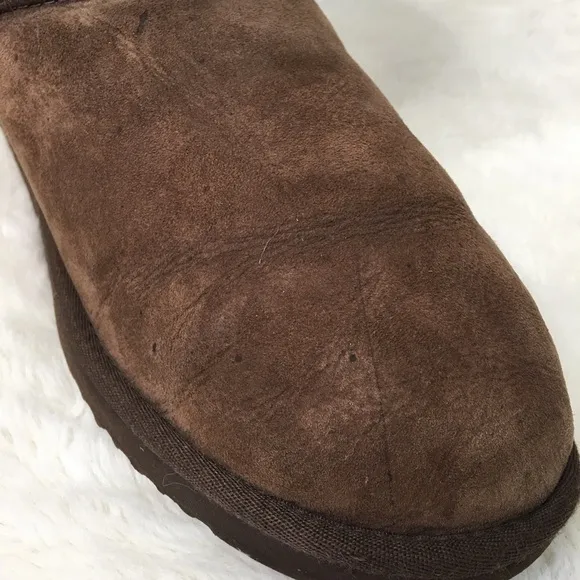 UGG 5825 Short Brown Boots Size 9