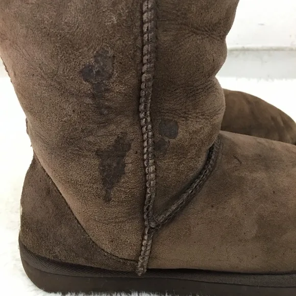 UGG 5825 Short Brown Boots Size 9