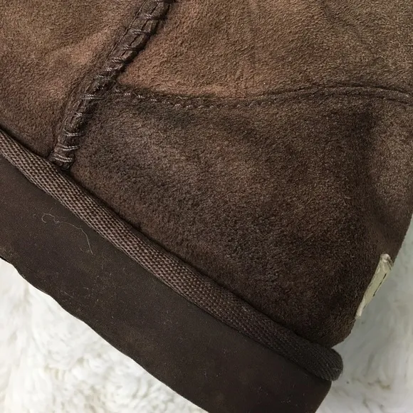 UGG 5825 Short Brown Boots Size 9
