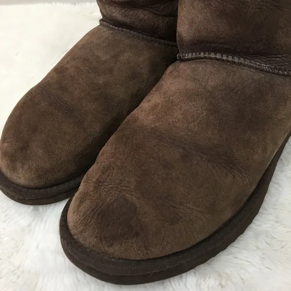 UGG 5825 Short Brown Boots Size 9