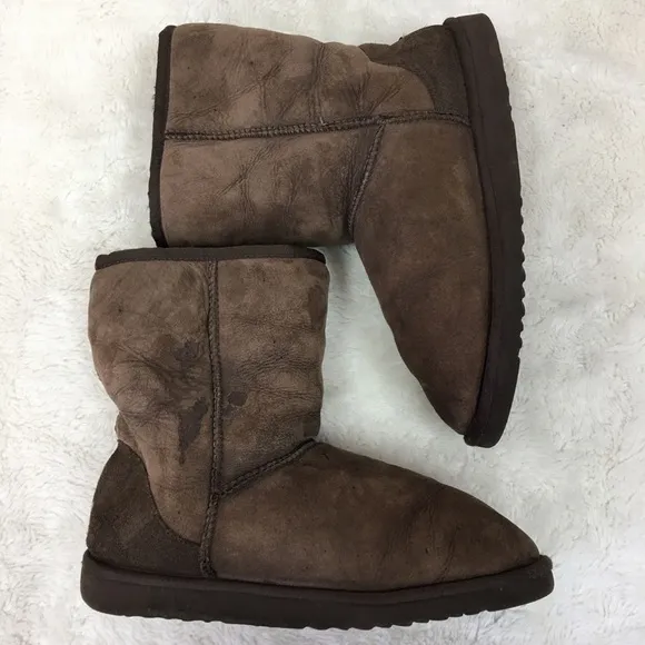 UGG 5825 Short Brown Boots Size 9