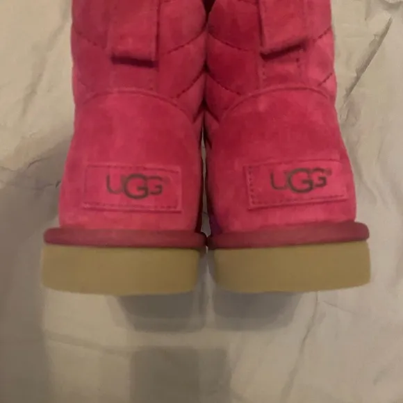 Ugg Arden Lonely Hearts short boots Size 5 NWT