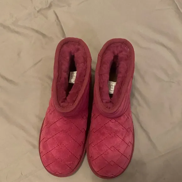 Ugg Arden Lonely Hearts short boots Size 5 NWT