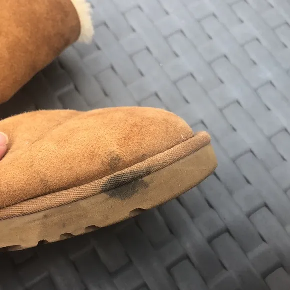 UGG Australia Bailey button boots color chestnut in size 8