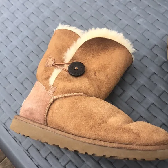 UGG Australia Bailey button boots color chestnut in size 8