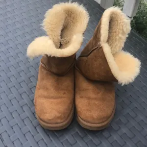 UGG Australia Bailey button boots color chestnut in size 8