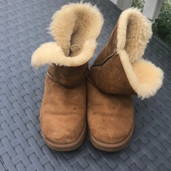 UGG Australia Bailey button boots color chestnut in size 8