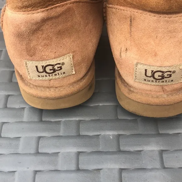 UGG Australia Bailey button boots color chestnut in size 8