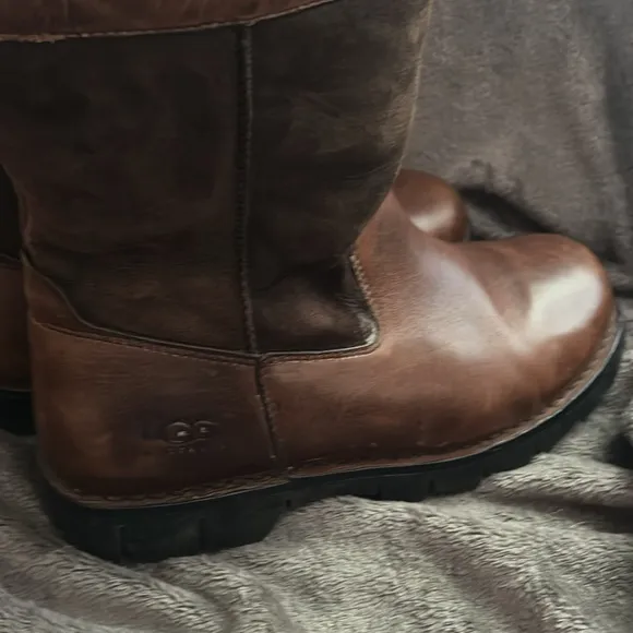 Ugg Australia Beacon Leather Heavy Duty Sherpa lined boots. 11/44.5