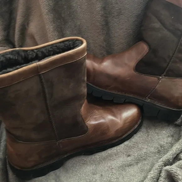Ugg Australia Beacon Leather Heavy Duty Sherpa lined boots. 11/44.5