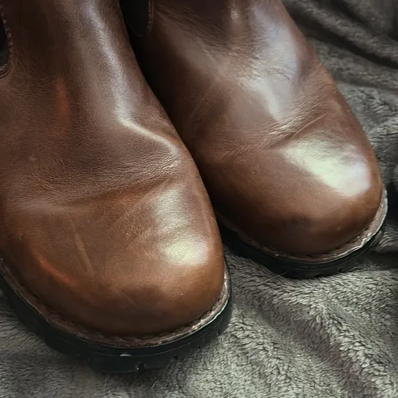 Ugg Australia Beacon Leather Heavy Duty Sherpa lined boots. 11/44.5