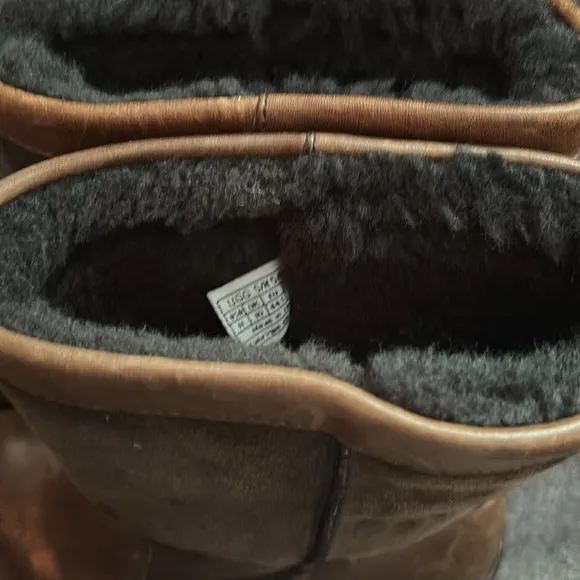 Ugg Australia Beacon Leather Heavy Duty Sherpa lined boots. 11/44.5