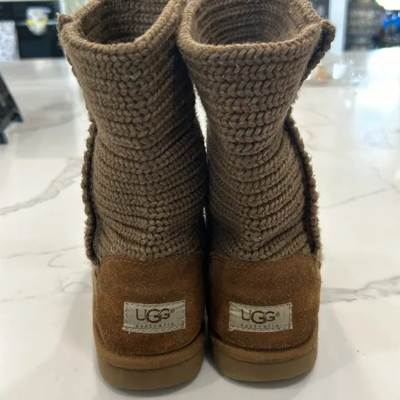 UGG Australia Classic Cardy 5232 Girls Beige Crochet Short Boots. Size 3