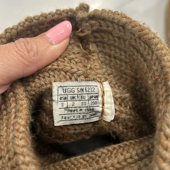 UGG Australia Classic Cardy 5232 Girls Beige Crochet Short Boots. Size 3
