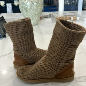UGG Australia Classic Cardy 5232 Girls Beige Crochet Short Boots. Size 3