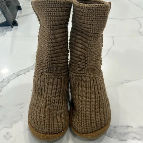 UGG Australia Classic Cardy 5232 Girls Beige Crochet Short Boots. Size 3