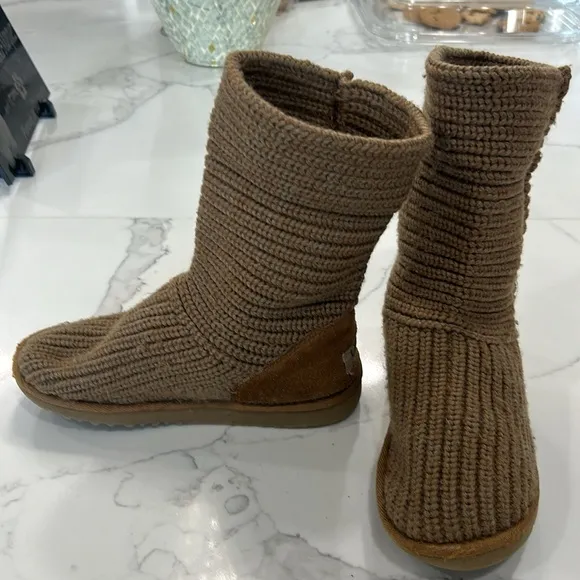 UGG Australia Classic Cardy 5232 Girls Beige Crochet Short Boots. Size 3