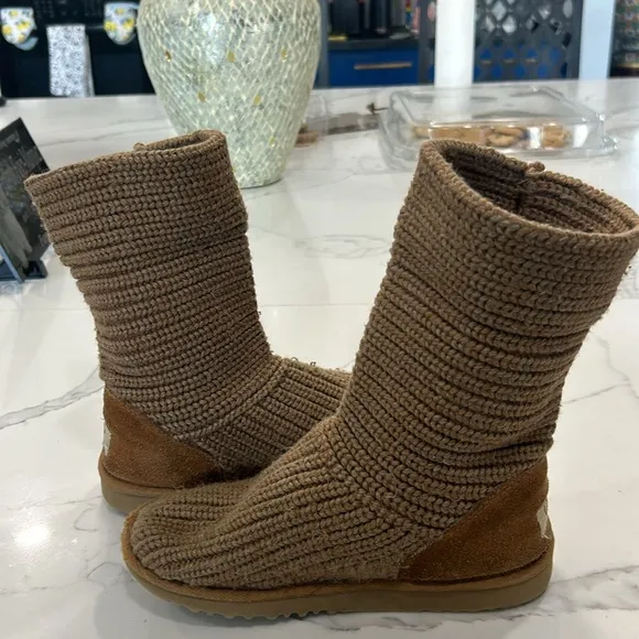 UGG Australia Classic Cardy 5232 Girls Beige Crochet Short Boots. Size 3