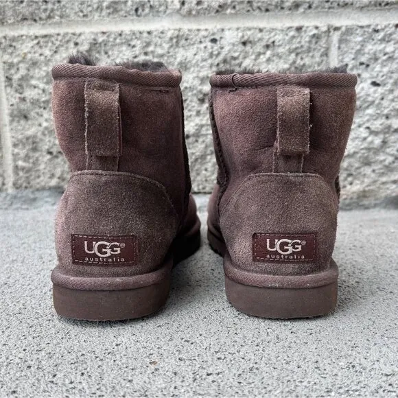 UGG AUSTRALIA Classic Mini II Boots Womens 8 39 Chocolate Brown Sheepskin Boot