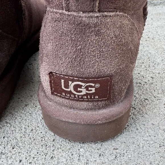 UGG AUSTRALIA Classic Mini II Boots Womens 8 39 Chocolate Brown Sheepskin Boot