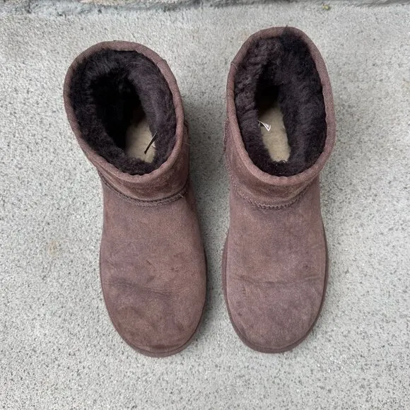 UGG AUSTRALIA Classic Mini II Boots Womens 8 39 Chocolate Brown Sheepskin Boot