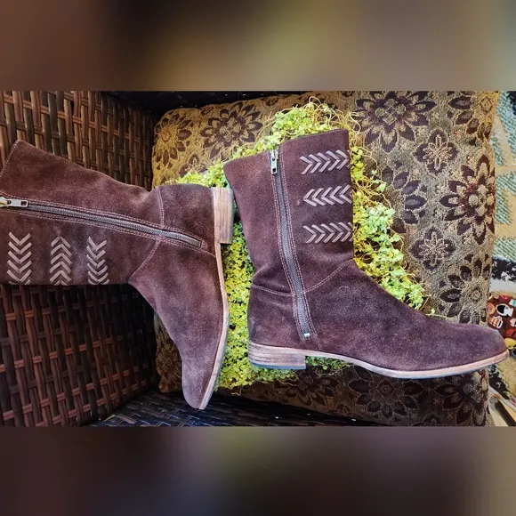 UGG AUSTRALIA Dark Chocolate Suede Leather Laced Front Zips Low Heels Cozy Boots