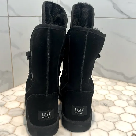 UGG Australia Short Roxy Nomad Lace Up Black Suede Leather Boots Women’s Size 11