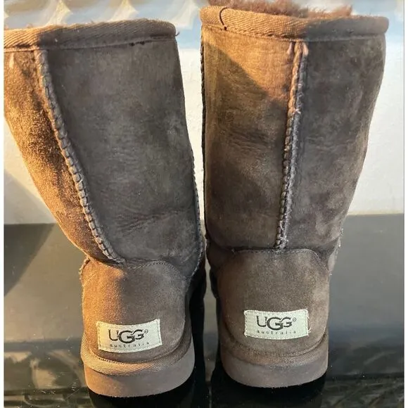 UGG Australia Women's Classic Short II Sheepskin Boots Chocolate Brown SZ 7