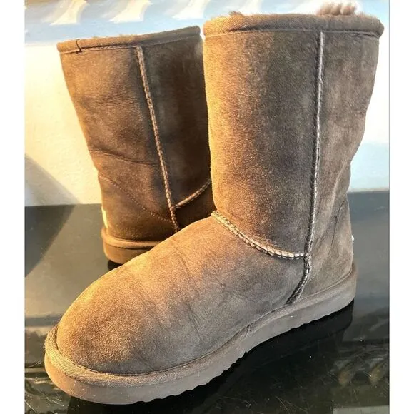 UGG Australia Women's Classic Short II Sheepskin Boots Chocolate Brown SZ 7