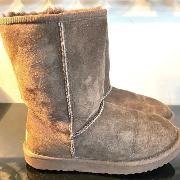 UGG Australia Women's Classic Short II Sheepskin Boots Chocolate Brown SZ 7