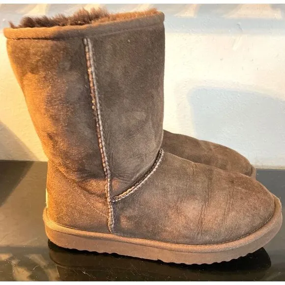 UGG Australia Women's Classic Short II Sheepskin Boots Chocolate Brown SZ 7
