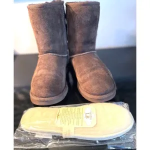 UGG Australia Women's Classic Short II Sheepskin Boots Chocolate Brown SZ 7