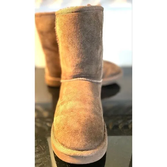 UGG Australia Women's Classic Short II Sheepskin Boots Chocolate Brown SZ 7