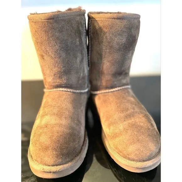 UGG Australia Women's Classic Short II Sheepskin Boots Chocolate Brown SZ 7