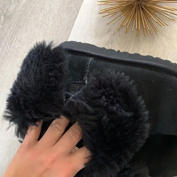 UGG Bailey Button Black Boots size 6 leather sheepskin lining winter cozy