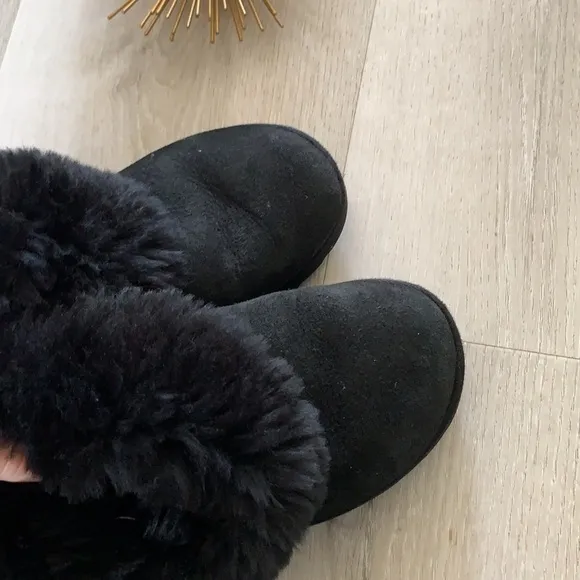 UGG Bailey Button Black Boots size 6 leather sheepskin lining winter cozy