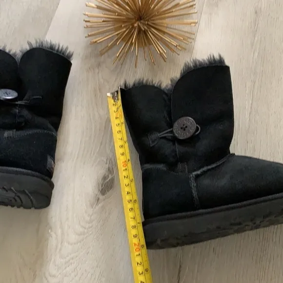 UGG Bailey Button Black Boots size 6 leather sheepskin lining winter cozy