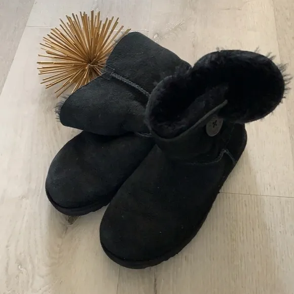 UGG Bailey Button Black Boots size 6 leather sheepskin lining winter cozy