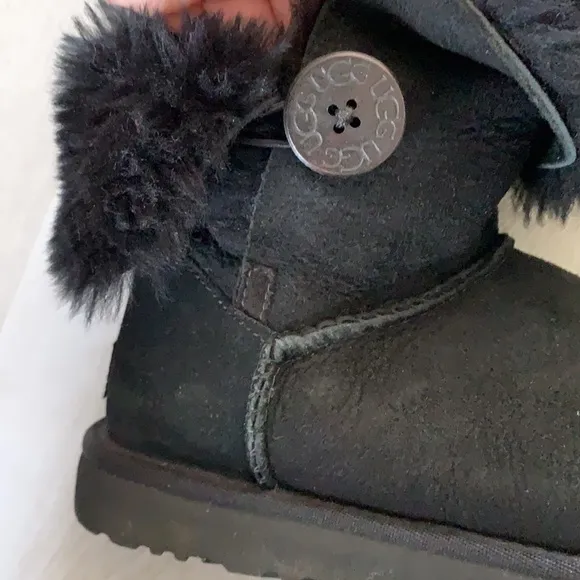 UGG Bailey Button Black Boots size 6 leather sheepskin lining winter cozy