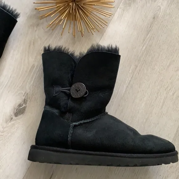 UGG Bailey Button Black Boots size 6 leather sheepskin lining winter cozy