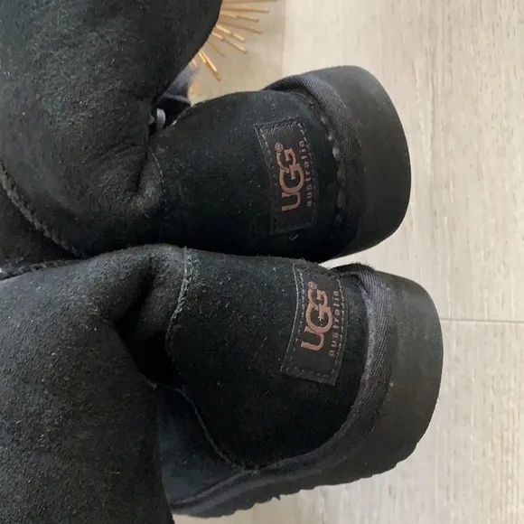 UGG Bailey Button Black Boots size 6 leather sheepskin lining winter cozy