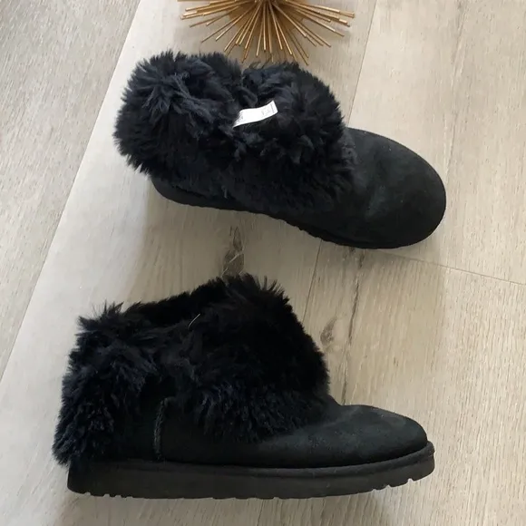 UGG Bailey Button Black Boots size 6 leather sheepskin lining winter cozy
