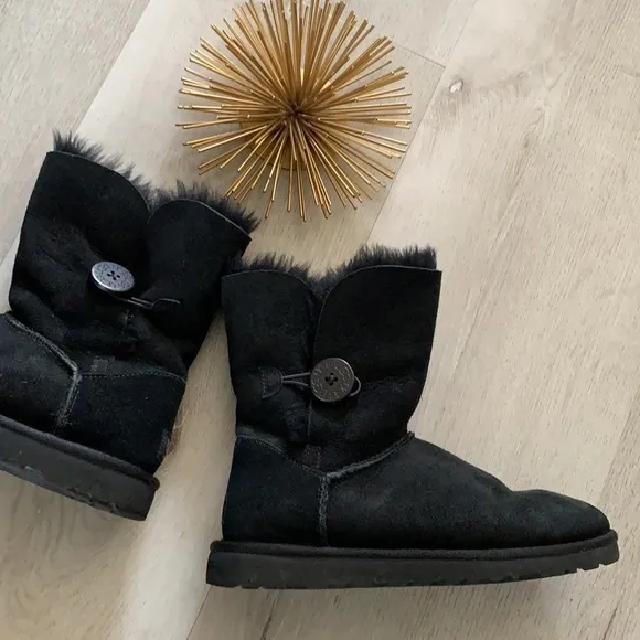 UGG Bailey Button Black Boots size 6 leather sheepskin lining winter cozy