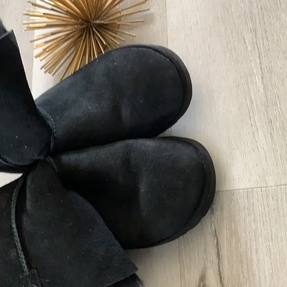 UGG Bailey Button Black Boots size 6 leather sheepskin lining winter cozy